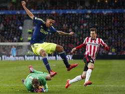 Ricardo Kishna (m) van Ajax springt over doelman Jeroen Zoet (l.) van PSV. (01-03-2015)