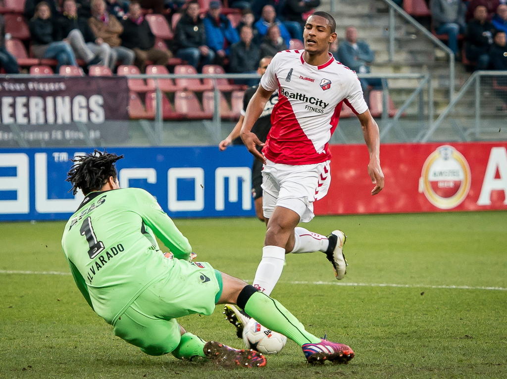 FC Utrecht-speler Sébastien Haller (r.) stuit op AZ-keeper Esteban Alvarado Brown (l.). (08-03-2015)