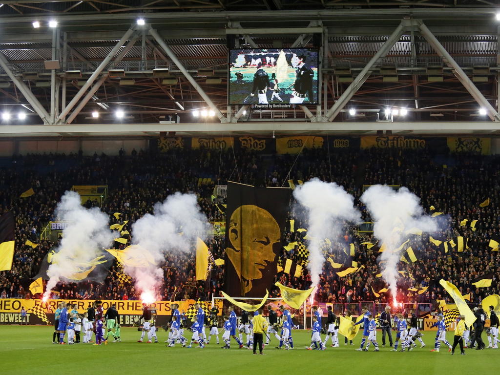 Voor de wedstrijd Vitesse - PEC Zwolle eren de thuissupporters hun clubheld Theo Bos, die precies twee jaar geleden overleed aan de gevolgen van kanker. (28-02-2015)
