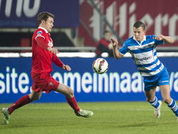 Andreas Bjelland (l.) en Jesper Drost (r.) vechten om de bal tijdens het competitieduel FC Twente - PEC Zwolle. (14-03-2015)