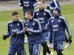 Messi (izq.) charla con Agüero en primer término durante un entrenamiento. (Foto: Imago)