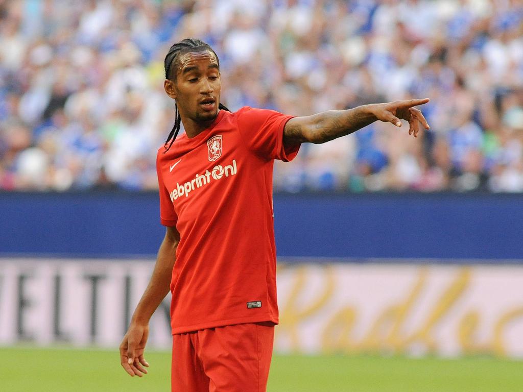 Jerson Cabral geeft aanwijzingen tijdens het oefenduel FC Schalke 04 - FC Twente. (02-08-2015) Jerson Cabral geeft aanwijzingen tijdens het oefenduel FC Schalke 04 - FC Twente. (02-08-2015)