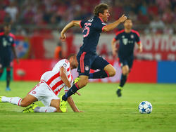Thomas Müller (r.) rent Kasami voorbij alsof hij er niet staat. De Duitser is tevens verantwoordelijk voor de 0-1. (16-09-2015)