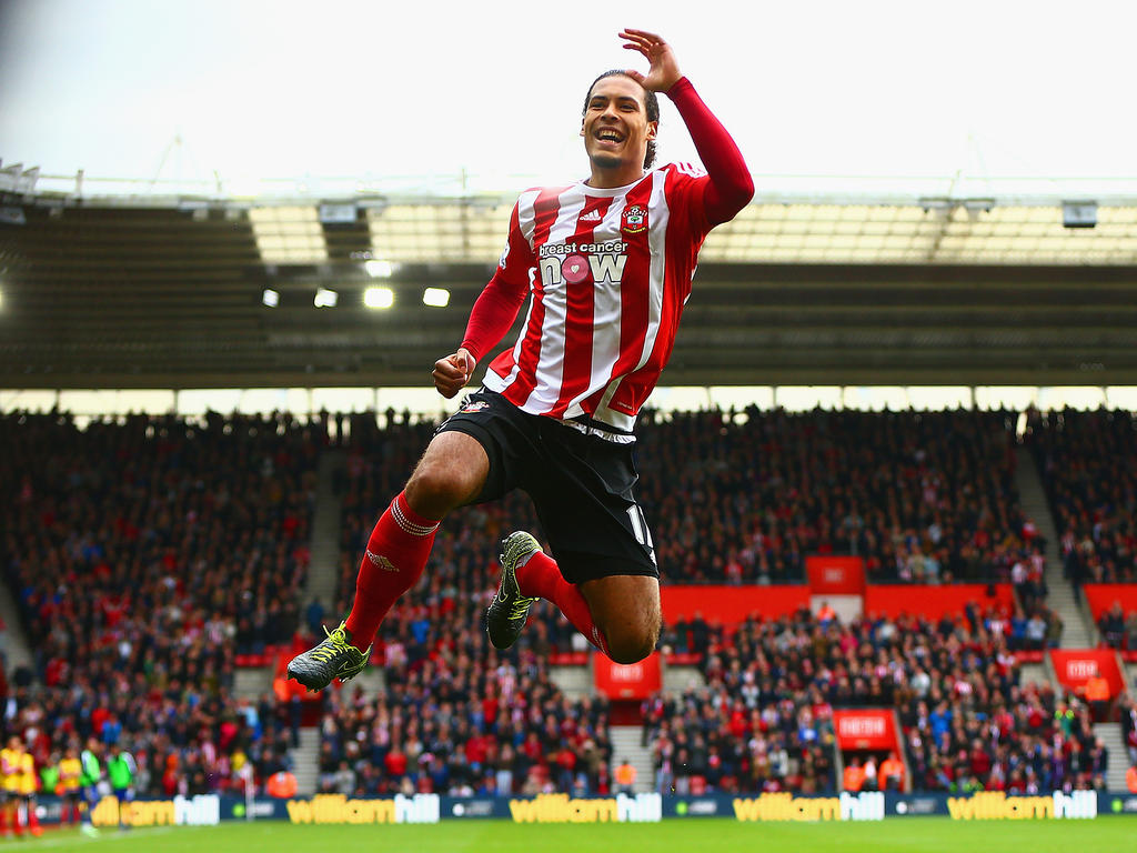 Virgil van Dijk springt in de lucht. De Nederlander viert het feestje met de supporters nadat hij de 2-0 heeft gescoord tegen Leicester City. (17-10.2015) Virgil van Dijk springt in de lucht. De Nederlander viert het feestje met de supporters nadat hij de 2-0 heeft gescoord tegen Leicester City. (17-10.2015)