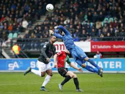 Benjamin Kirsten (r.) zweeft naar de bal. De Duitse doelman wil de bal wegwerken voordat FC Utrecht spits Sébastien Haller gevaarlijk kan worden. Uiteindelijk wint NEC met 1-0 van FC Utrecht. (22-11-2015)