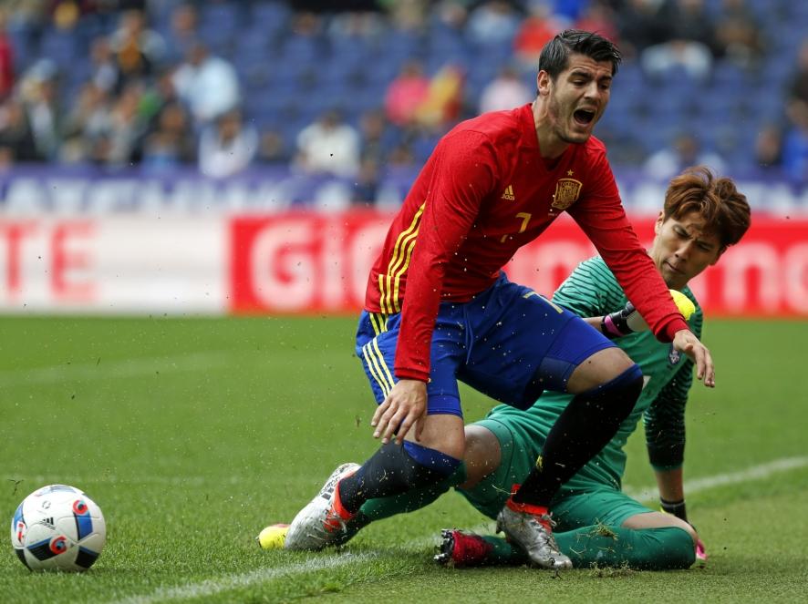 Morata (l.) gaat tijdens de oefeninterland tussen Spanje en Zuid-Korea neer na contact met de Koreaanse goalie. (01-06-2016)