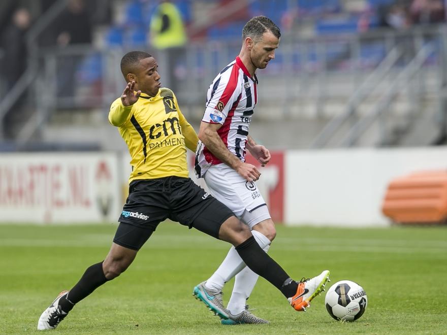Lerin Duarte (l.) probeert Robbie Haemhouts van de bal te zetten tijdens Willem II - NAC Breda. (22-05-2016)
