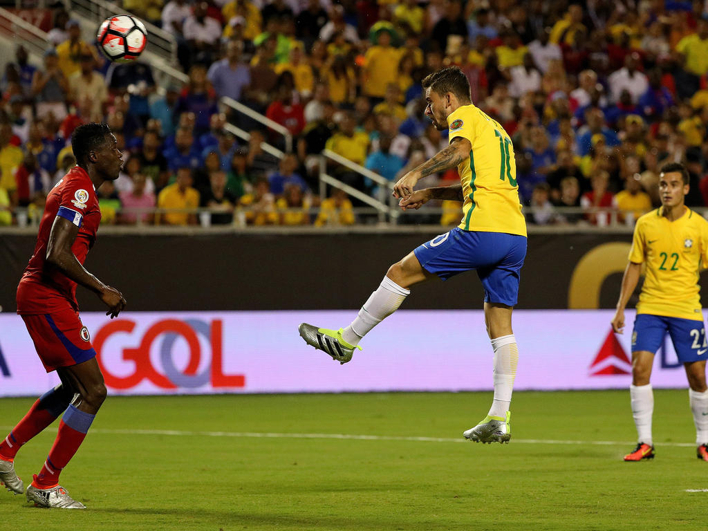 Lima anota de cabeza ante la mirada de Coutinho (dcha.) (Foto: Getty)