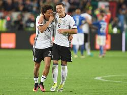 Mesut Özil (r.) lobt Leroy Sané in höchsten Tönen