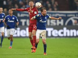 Thomas Müller (r.) im Duell mit DFB-Teamkollege Benedikt Höwedes 