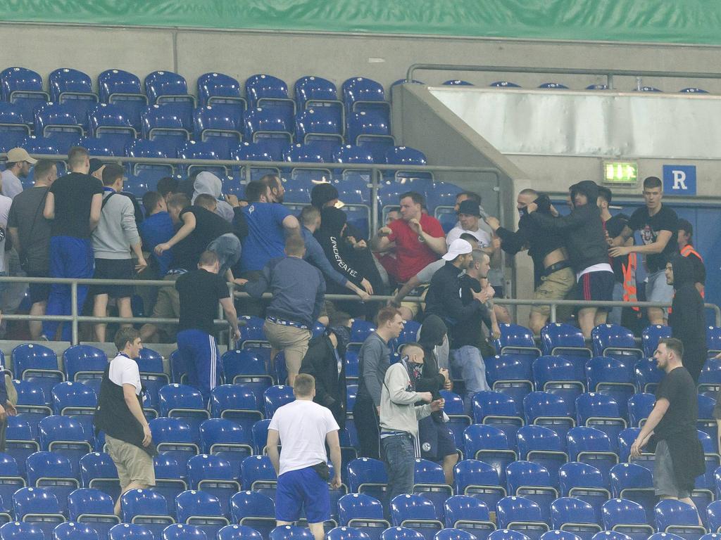 Unschöne Szenen: Gewaltbereite Schalke- und Eintracht-Anhänger gehen nach der Pokalpartie aufeinander los