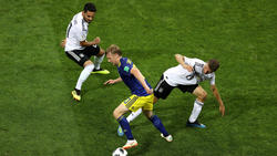 Thomas Müller (r.) stärkte Ilkay Gündogan (l.) demonstrativ den Rücken