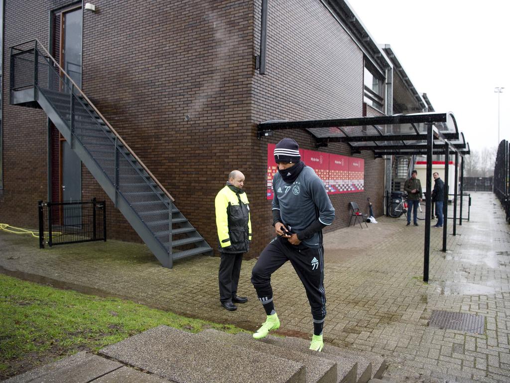 David Neres is nog maar net in Nederland en moet dus nog wennen aan het koude klimaat. Volledig ingepakt gaat hij richting de training van Ajax. (22-02-2017)