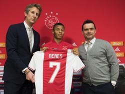 David Neres (r.) toont trots het shirt van Ajax. De Braziliaan gaat spelen met nummer 7. Edwin van der Sar (l.) en Marc Overmars (r.) flankeren de aankoop. (17-02-2017)