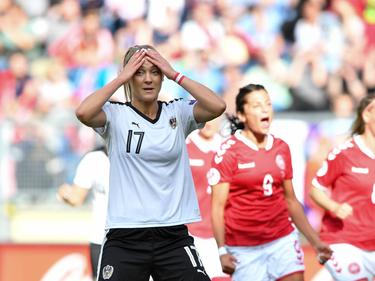Sarah Puntigam jaagt haar strafschop over het doel, waar de Deense dames blij van worden. (03-8-2017)