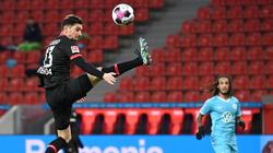 Leverkusens Lucas Alario (l.) nimmt den Ball artistisch in der Luft an