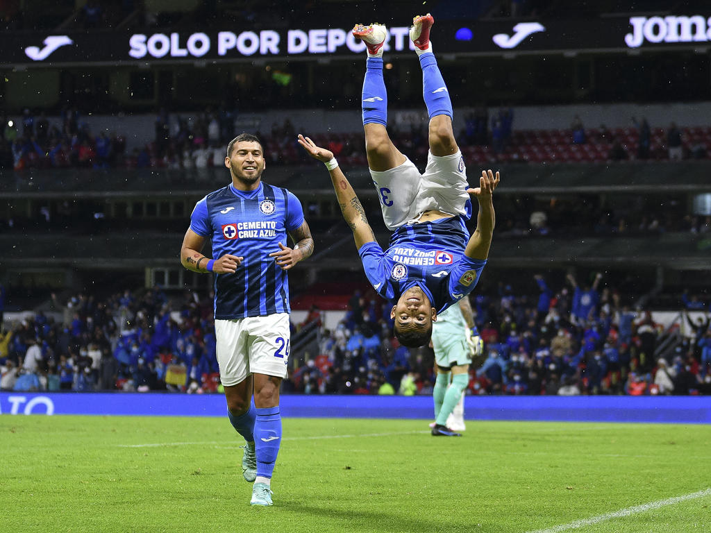 Orbelín Pineda celebra su gol con una cabriola.