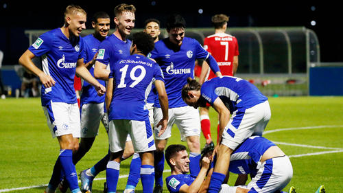 Der FC Schalke II jubelt nach dem 5:3-Erfolg gegen Rot Weiss Ahlen