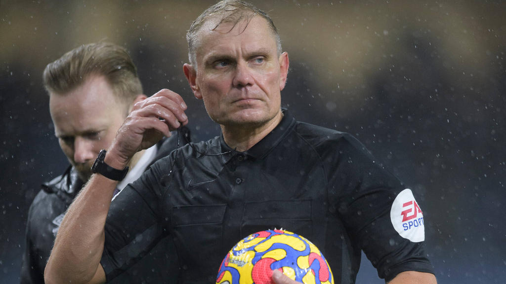 Referees' chief apologises to Everton