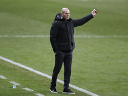 Zidane da indicaciones en la zona técnica.