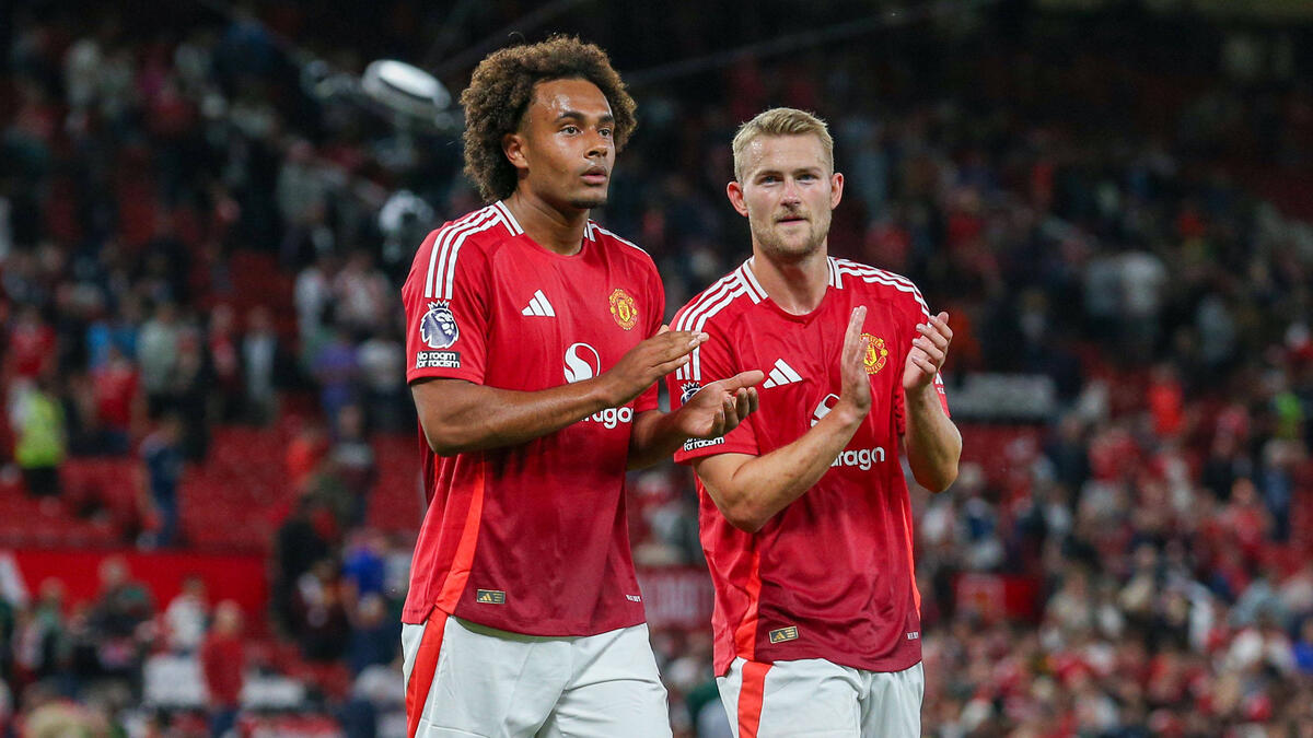 Joshua Zirkzee (l.) wurde heftig von Bondscoach Ronald Koeman kritisiert