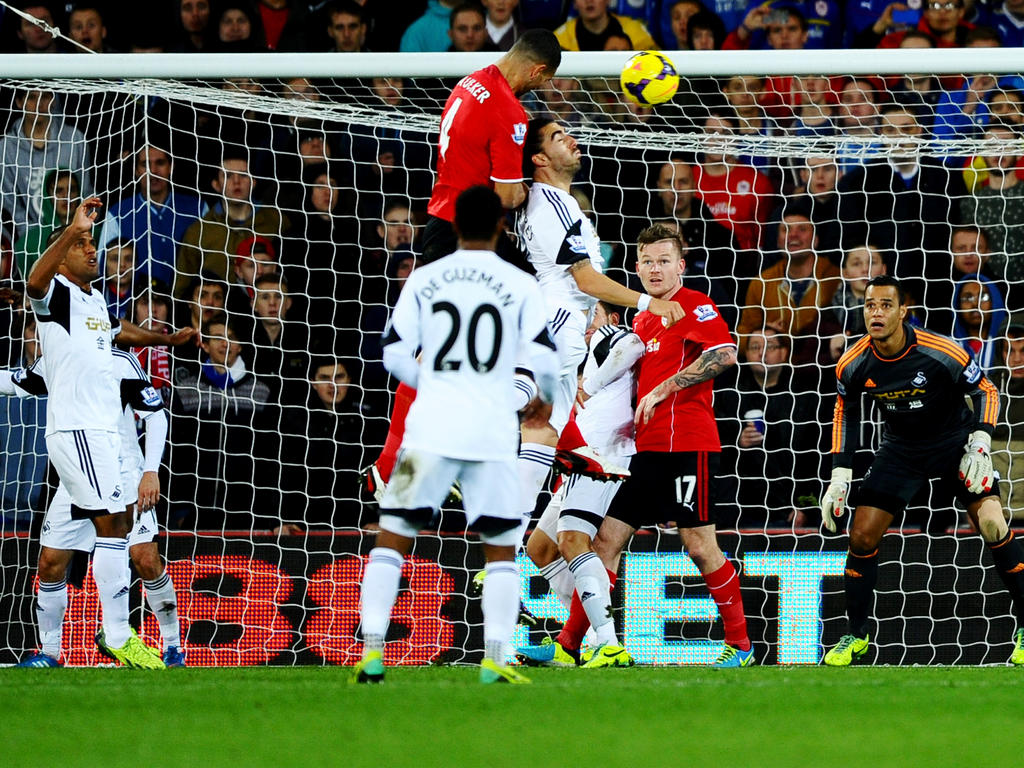 Ein historischer Moment: Steven Caulker köpft zum 1:0-Sieg von Cardiff City gegen Swansea City ein