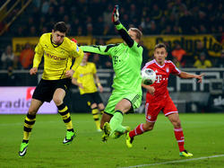 Manuel neuer wirft sich gegen Dortmunds Lewandowski mit vollem Risiko in den Ball