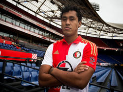 Renato Tapia laat zich van zijn stoere kant zijn tijdens de presentatie bij Feyenoord. (27-01-2016)