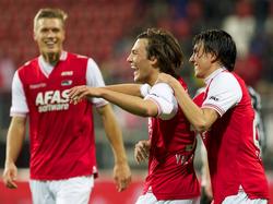 Joris van Overeem (m.) wordt belaagd door Steven Berghuis (r.). Het talent speelt voor het eerst in de KNVB Beker en is tegen Achilles '29 meteen trefzeker. (30-10-2013)