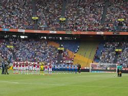De Amsterdam ArenA is voor de Johan Cruijff Schaal-wedstrijd tussen Ajax en PEC Zwolle één minuut stil ter nagedachtenis aan de slachtoffers die omkwamen bij de vliegramp in Oekraïne. (03-08-2014)