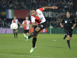 Samuel Armenteros schiet op doel tijdens Feyenoord - Vitesse. (31-1-2014)