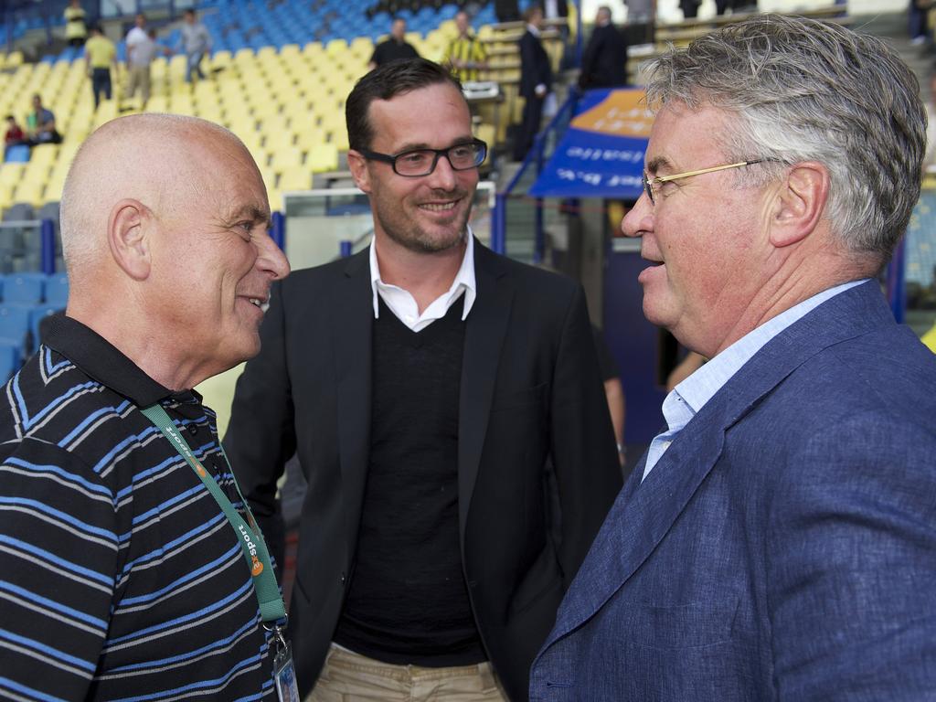 Commentator Evert ten Napel (l.), Gerald Sibon (m.) en Guus Hiddink (r.) zijn met elkaar in gesprek in de Gelredome, voor aanvang van de Europa League-kwalificatiewedstrijd tussen Vitesse en Anzji Machatsjkala. (09-08-2012)