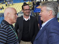 Commentator Evert ten Napel (l.), Gerald Sibon (m.) en Guus Hiddink (r.) zijn met elkaar in gesprek in de Gelredome, voor aanvang van de Europa League-kwalificatiewedstrijd tussen Vitesse en Anzji Machatsjkala. (09-08-2012)