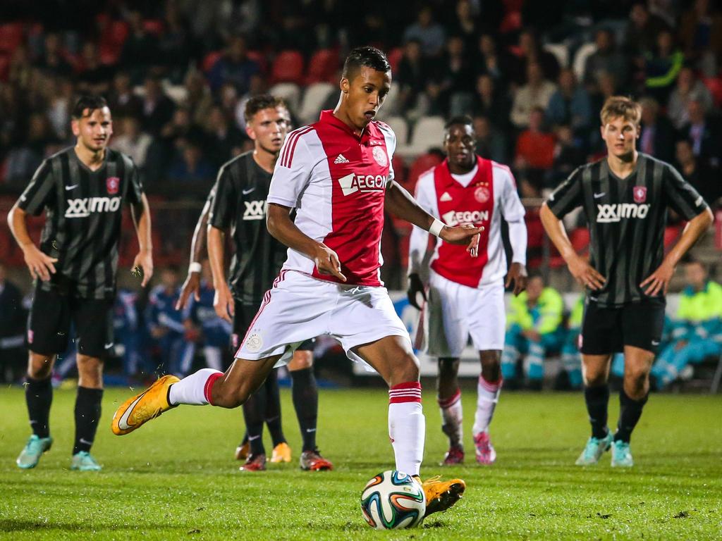 Richairo Živković benut een penalty tegen Jong FC Twente. (03-10-2014) Richairo Živković benut een penalty tegen Jong FC Twente. (03-10-2014)