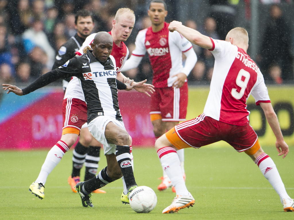 Kwame Quansah (l.) wordt tijdens Heracles Almelo - Ajax onder druk gezet door  Kolbeinn Sigþórsson (r.) en Davy Klaassen. (27-04-2014)