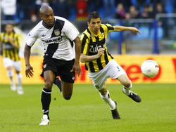 Wie is eerder bij de bal? Kurt Elshot (l.) en Claudemir gaan er in ieder geval achteraan tijdens Vitesse - NAC Breda. (13-04-2010)