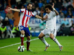 Marcelo peleando por la pelota con Juanfran. (Foto: Getty)