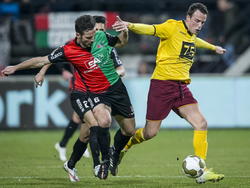 Roda JC-speler Anco Jansen duelleert met NEC-speler Tom Daemen. (27-02-2015)