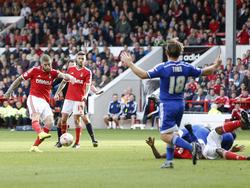 Lars Veldwijk (l.) zoekt met een hard schot het doel tijdens de Championshipwedstrijd Nottingham Forest- Ipswich Town. Veldwijk scoorde nog niet in Engeland. (05-10-2014)