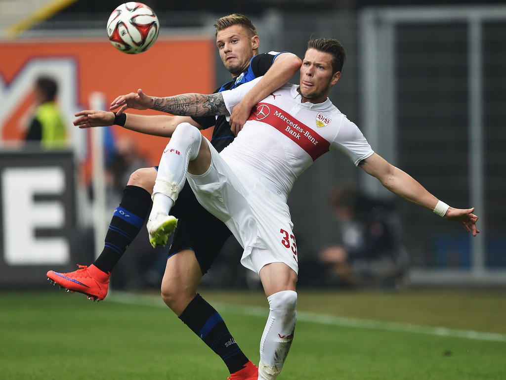Michael Heinloth (l.) vecht een duel uit met Daniel Ginczek van VfB Stuttgart. (23-05-2015).