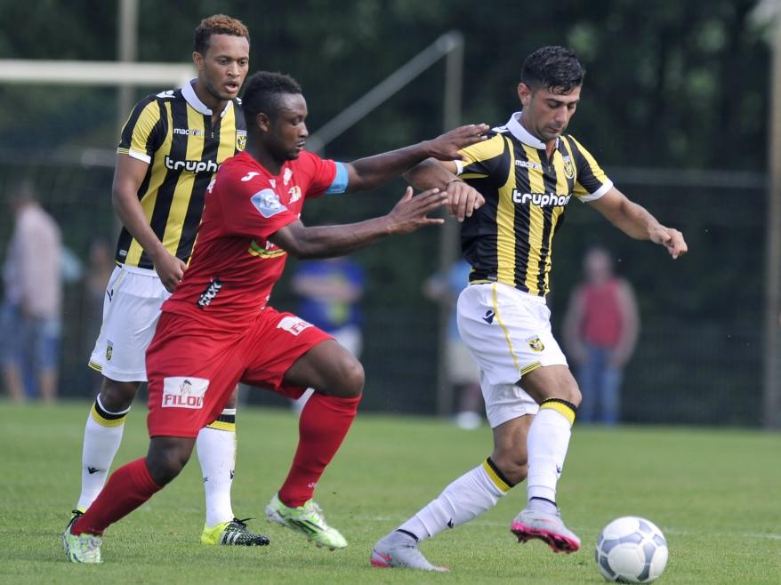 Mohammed Osman (r.) is tijdens de oefenwedstrijd van Vitesse tegen KV Oostende Sébastien Siani te slim af. (04-07-2015)