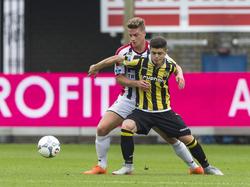 Jordens Peters (l.) begaat een overtreding op Milot Rashica (r.) tijdens het competitieduel Willem II - Vitesse. (09-08-2015)