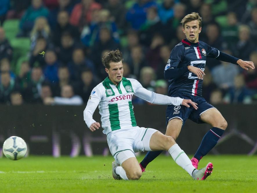 Hans Hateboer (l.) komt te laat om de voorzet van Lucas Andersen (r.) te blokken tijdens FC Groningen - Willem II. (17-10-2015)