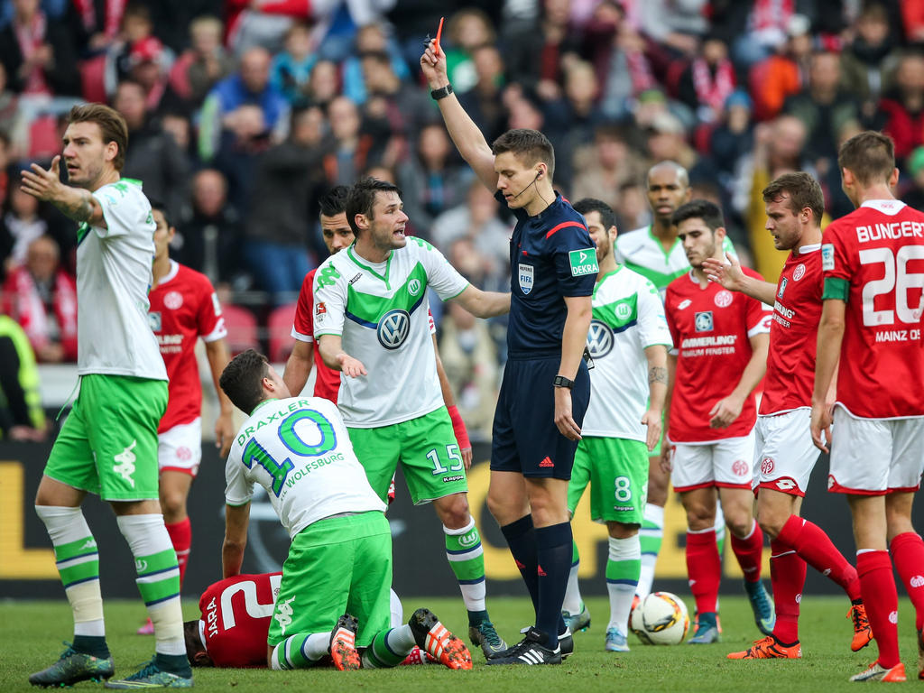 Julian Draxler (u.l.) hat gegen Mainz die Rote Karte gesehen