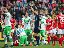 Julian Draxler (u.l.) hat gegen Mainz die Rote Karte gesehen