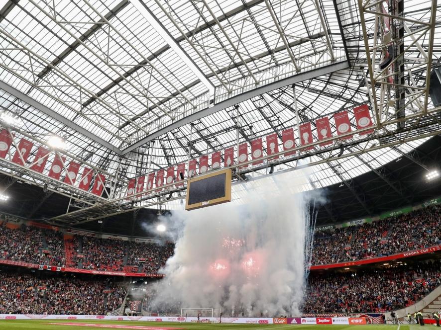 De harde kern van Ajax, F-Side genaamd, bestaat veertig jaar. De Amsterdammers bedanken de supporters met een vuurwerkshow voorafgaande aan Ajax - FC Utrecht. (02-10-2016)