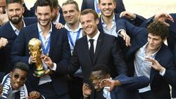 Frankreichs Präsident Emmanuel Macron verlieh den Nationalspielern den Verdienstorden