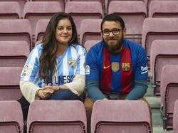 Una pareja en el Camp Nou con las camisetas de ambos conjuntos. (Foto: Getty)