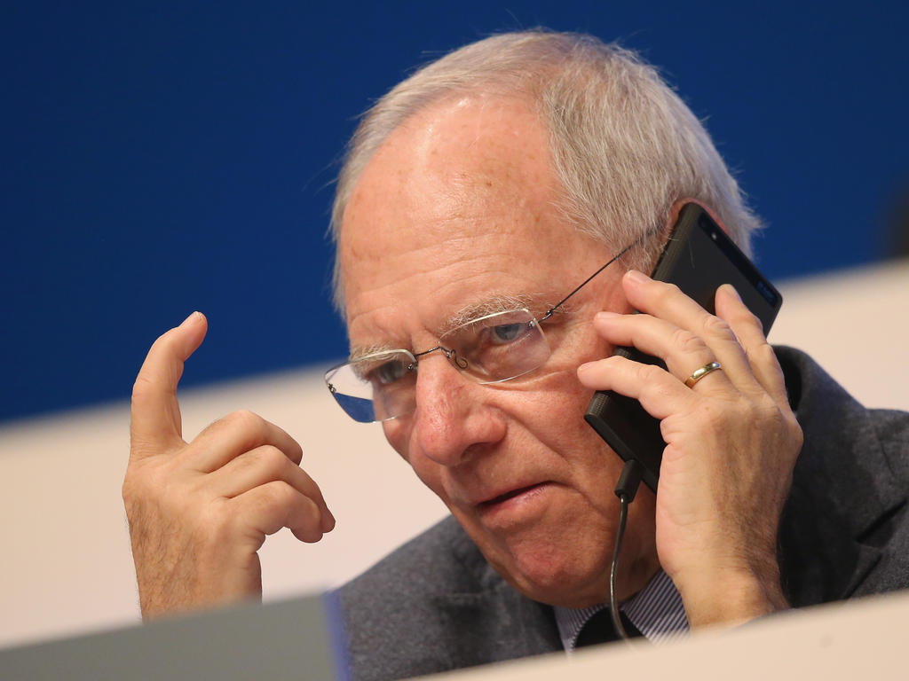 Wolfgang Schäuble ruft die Beteiligten im Fußball zur Mäßigung auf