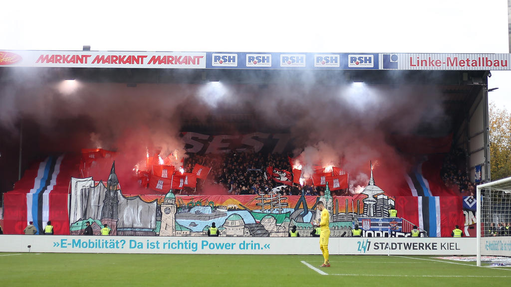 HSV-Ultras zündeln beim Auswärtsspiel gegen Holstein Kiel